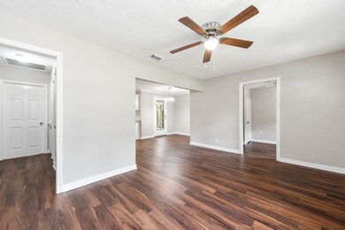 210 Mclemore Dr, Alvin, TX 77511 - photo 5