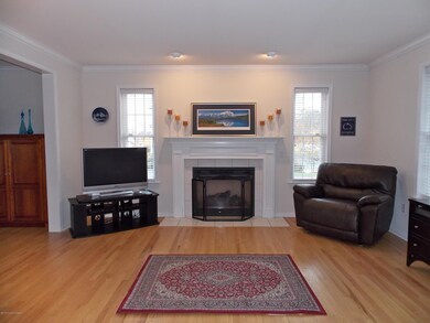 1040 Woodberry Dr, Mountain Top, PA 18707 - photo 2