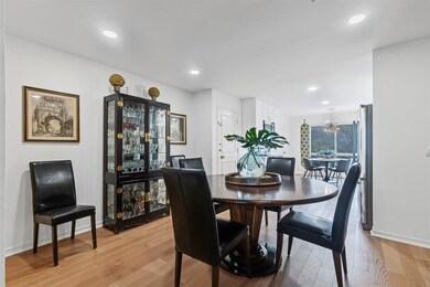 Large dining area between living and kitchen in th