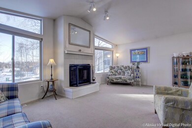 Light & Bright Livingroom w/fireplace