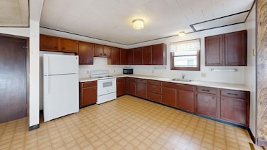 618 Kent St, Sparta, WI 54656 - photo 3