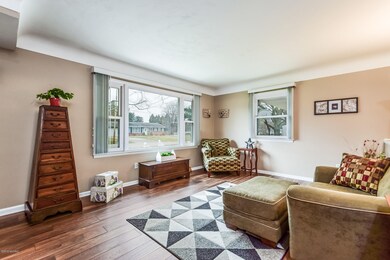 006-Living_Room-5523042-medium