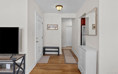 2 Edwards St unit 3D, Roslyn Heights, NY 11577 - photo 5