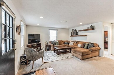Living room with a textured ceiling and light carp
