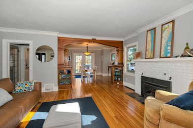 26-Living Room (2).jpg