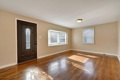 LIVING ROOM W/BAY WINDOW