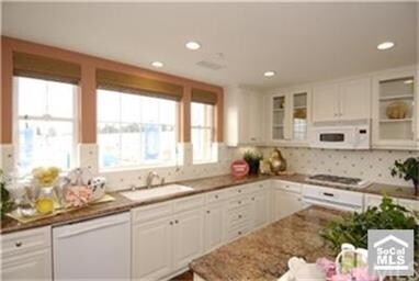 Spacious kitchen with granite counters & mocha cab