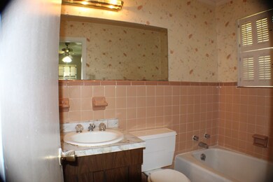 1900 W Lakeridge Dr, Albany, GA 31707 - photo 6