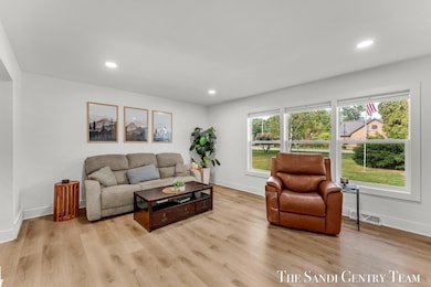 904 E Savidge St, Spring Lake, MI 49456 - photo 4