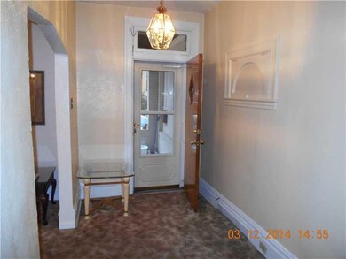 Entry/Foyer.