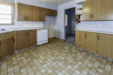 3923 E 28th St, Des Moines, IA 50317 - photo 7