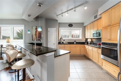 Large, gourmet kitchen, gas 5 burner cooktop, grea