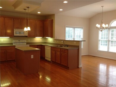 Big Kitchen with Double Pantry, Loads of Cabinet S