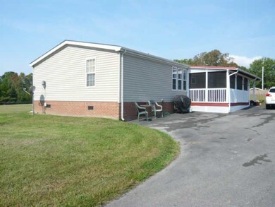 Large parking space, great screen patio