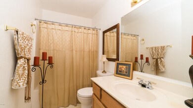 Guest Bathroom w/shower & tub
