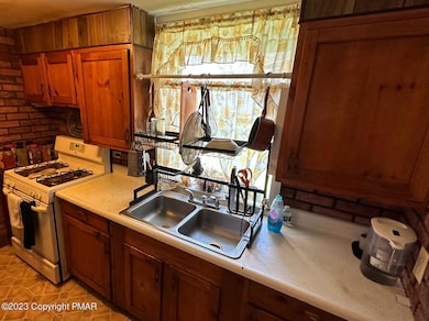 1142 Greenway Ave, Stroudsburg, PA 18360 - photo 2