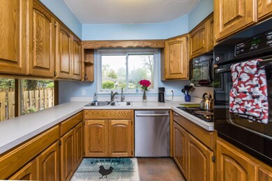 4138 Ashmore Dr Kitchen