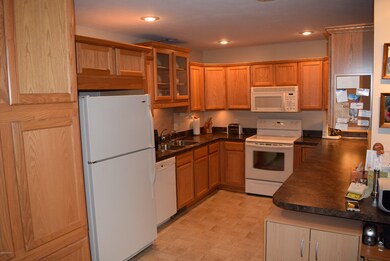 34 Brewer Park Cir unit 4, Grand Rapids, MI 49548 - photo 2