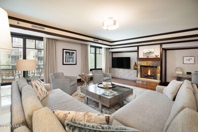 2506_four_seasons_5102_interior_living_b
