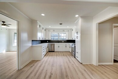 424 Bowman Dr, Alvin, TX 77511 - photo 4