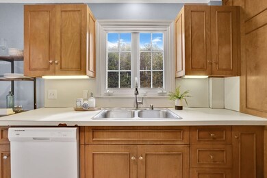 81 Oak Hollow Rd, Springfield, MA 01128 - photo 5