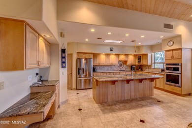 Kitchen w/Island Seating