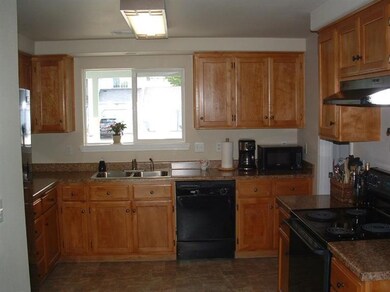 567 Village Dr, Central Point, OR 97502 - photo 3