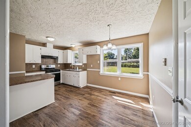 214 SE 9th St, Pryor, OK 74361 - photo 7