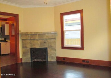 538 Griggs living room
