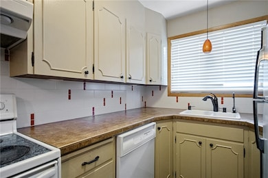 2741 Morningside Dr unit 8, Eau Claire, WI 54703 - photo 3