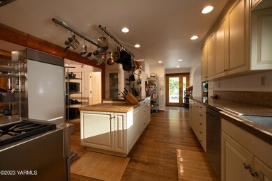 ZZZ_2437_kitchen_N-S