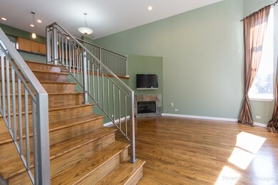 Living Room, pic 5 of 7.