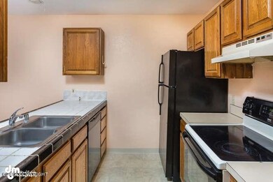 4610 Piper Street  13-small-006-Kitchen-