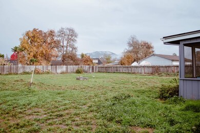 1385 Redwood Cir, Grants Pass, OR 97527 - photo 3