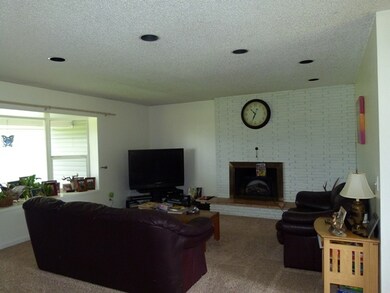 LIVING ROOM W/FIREPLACE