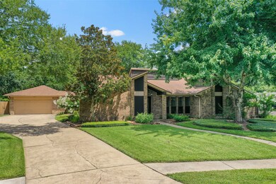 1911 Hunt Dr, Friendswood, TX 77546 - photo 2