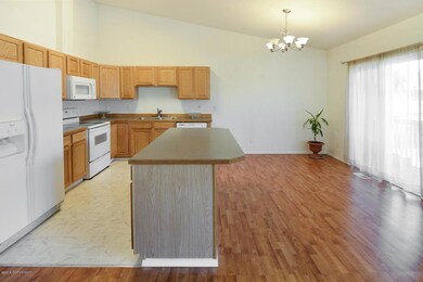 Kitchen & Dining