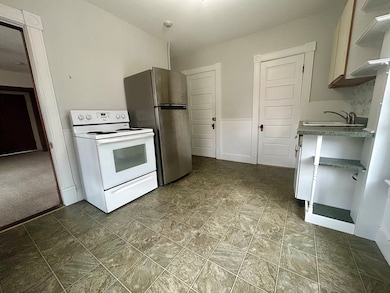 237 Water St unit 2R, Clinton, MA 01510 - photo 4