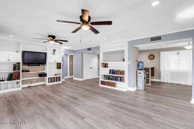 256LanaiVillage-8 Living and Dining area