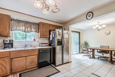 2855 Southridge Dr - Kitchen & Dining