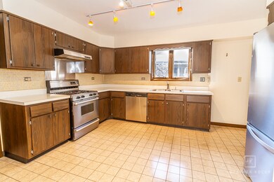 unlisted-address, Elmhurst, IL 60126 - photo 7
