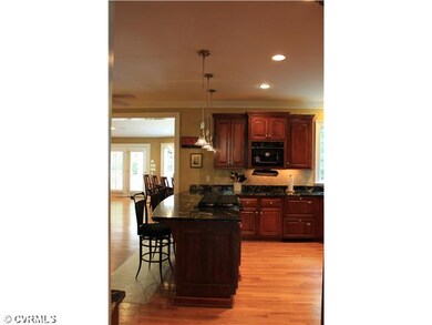 Kitchen - A cooks kitchen with Viking gas 6 burner