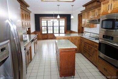 2624 Georgetown Dr, Bartlesville, OK 74006 - photo 4