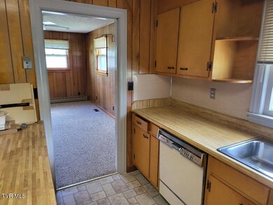 unaka kitchen to den