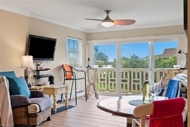 Sunroom / solarium with ceiling fan