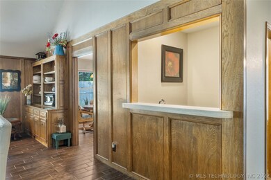 WET BAR AND BUILT-IN BOOKSHELVES