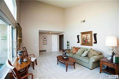 ALTERNATIVE VIEW OF THE LIVING ROOM