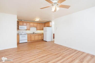 Unit 4 Living Room 20170424-DW-7528-SMAL