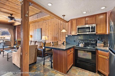 Aspen Square Kitchen2-617eCooper402_2504