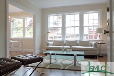 Large Bright Living Area with view to the park!